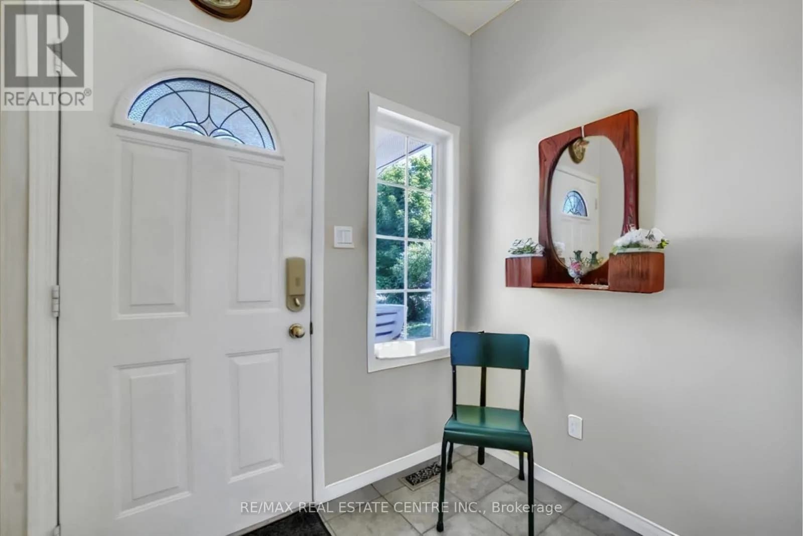 35 CAMERON COURT — photo 4 of 32
