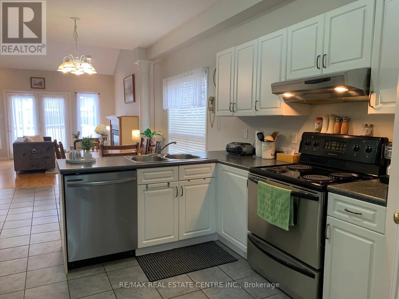 35 CAMERON COURT — photo 5 of 32