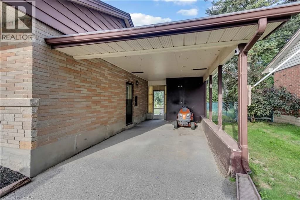 18 KINGSMOUNT Crescent — photo 4 of 39