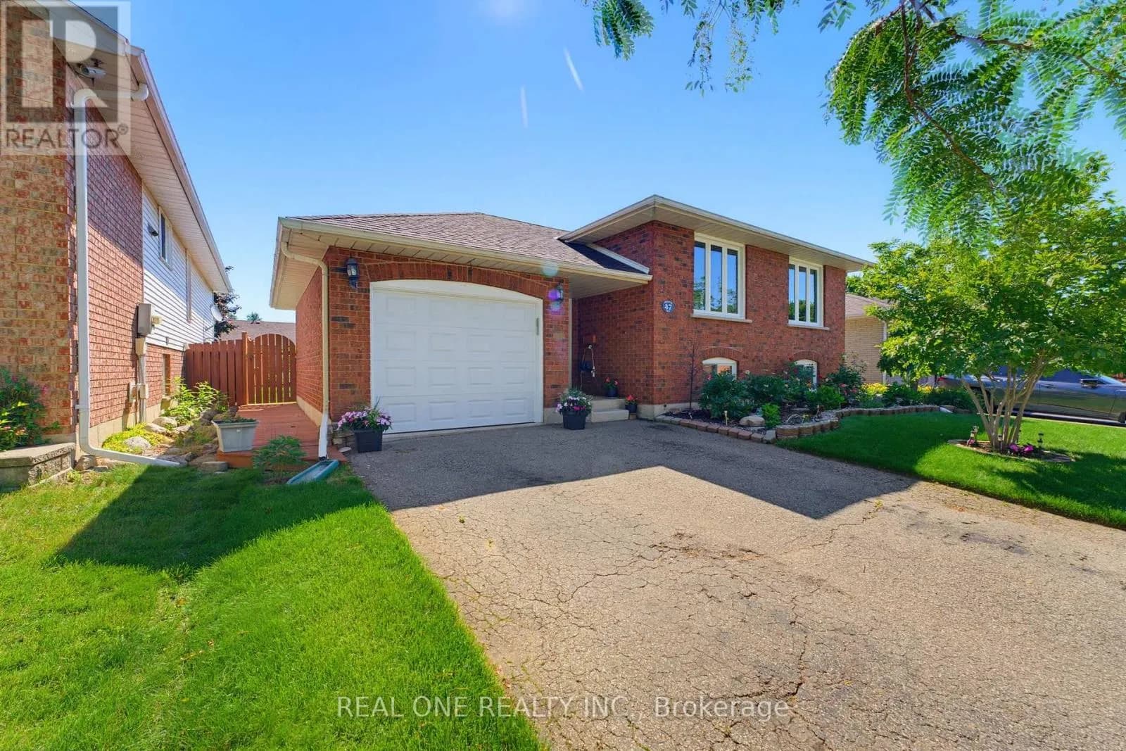 47 TRILLIUM WAY — photo 3 of 37