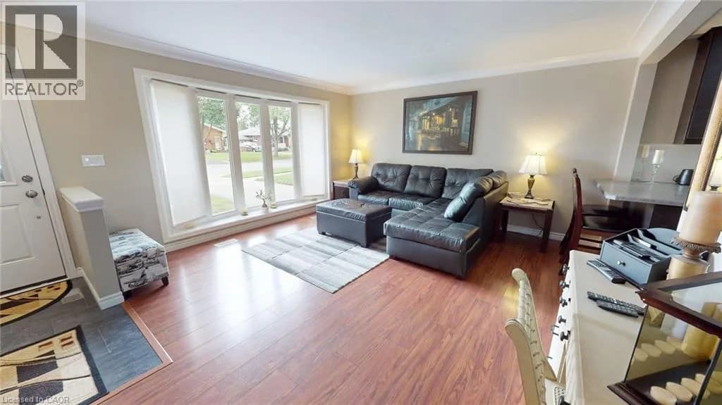 7 CAMBRIDGE Drive — photo 4 of 37