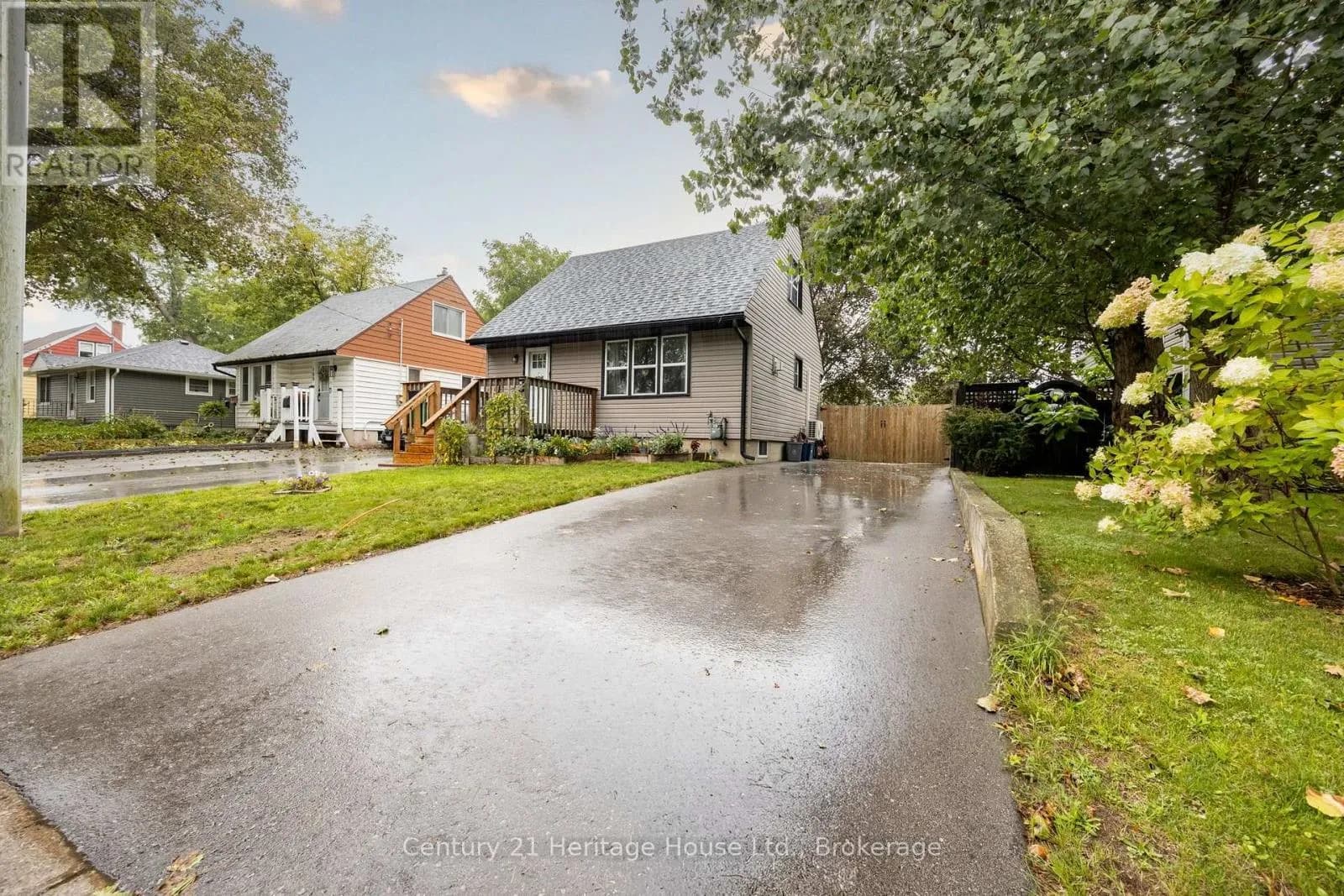 102 STEWART AVENUE — photo 4 of 38