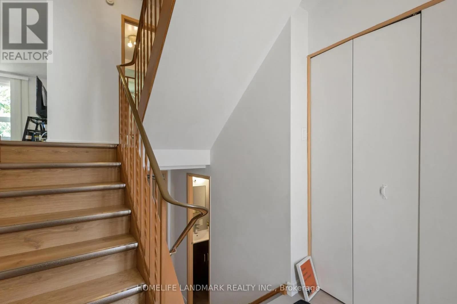 2 - 427 KEATS WAY — photo 4 of 28