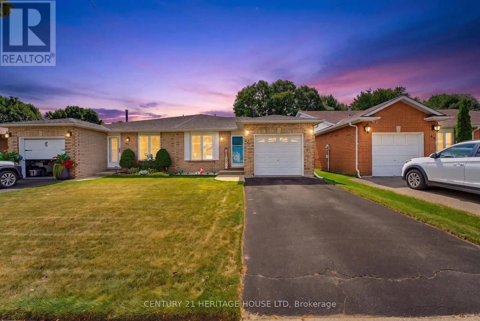 42 BUCHANAN CRESCENT — photo 1 of 38