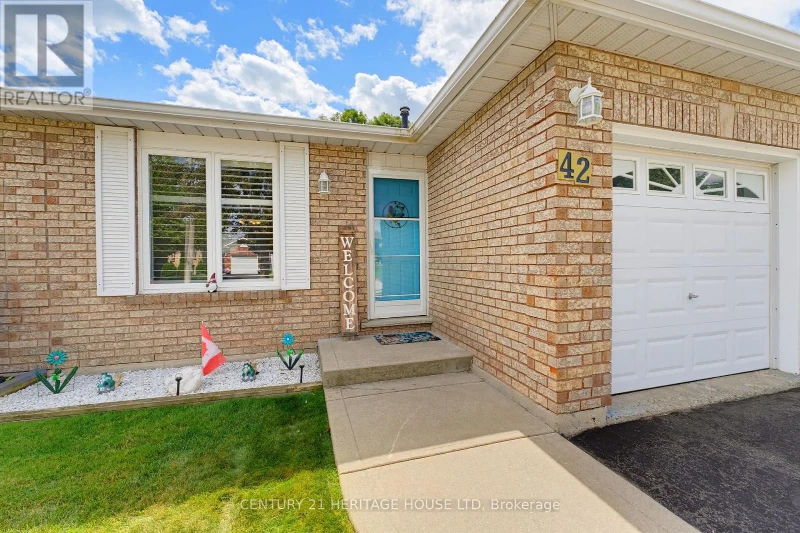 42 BUCHANAN CRESCENT — photo 3 of 38