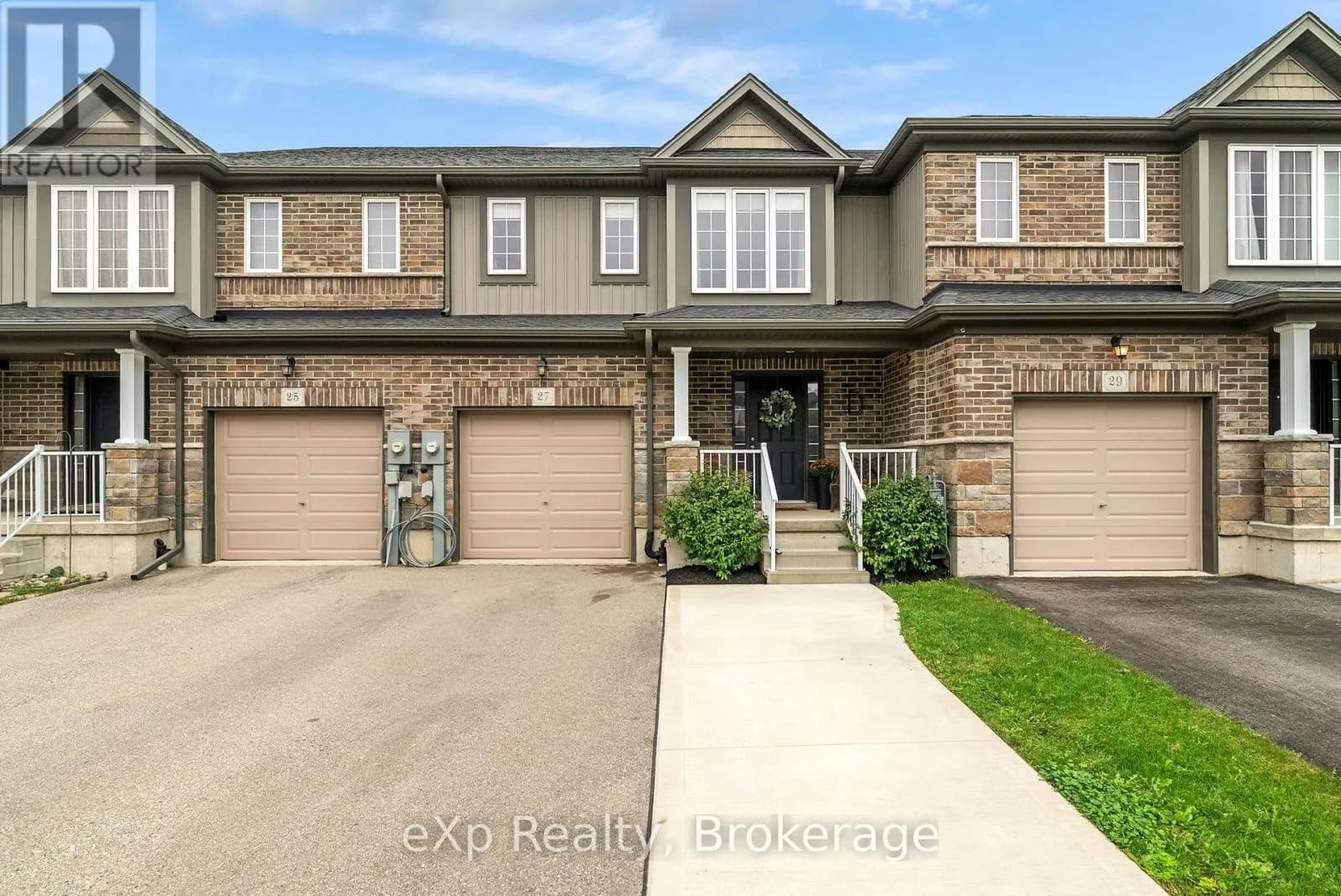 27 ROBERTSON DRIVE — photo 1 of 46