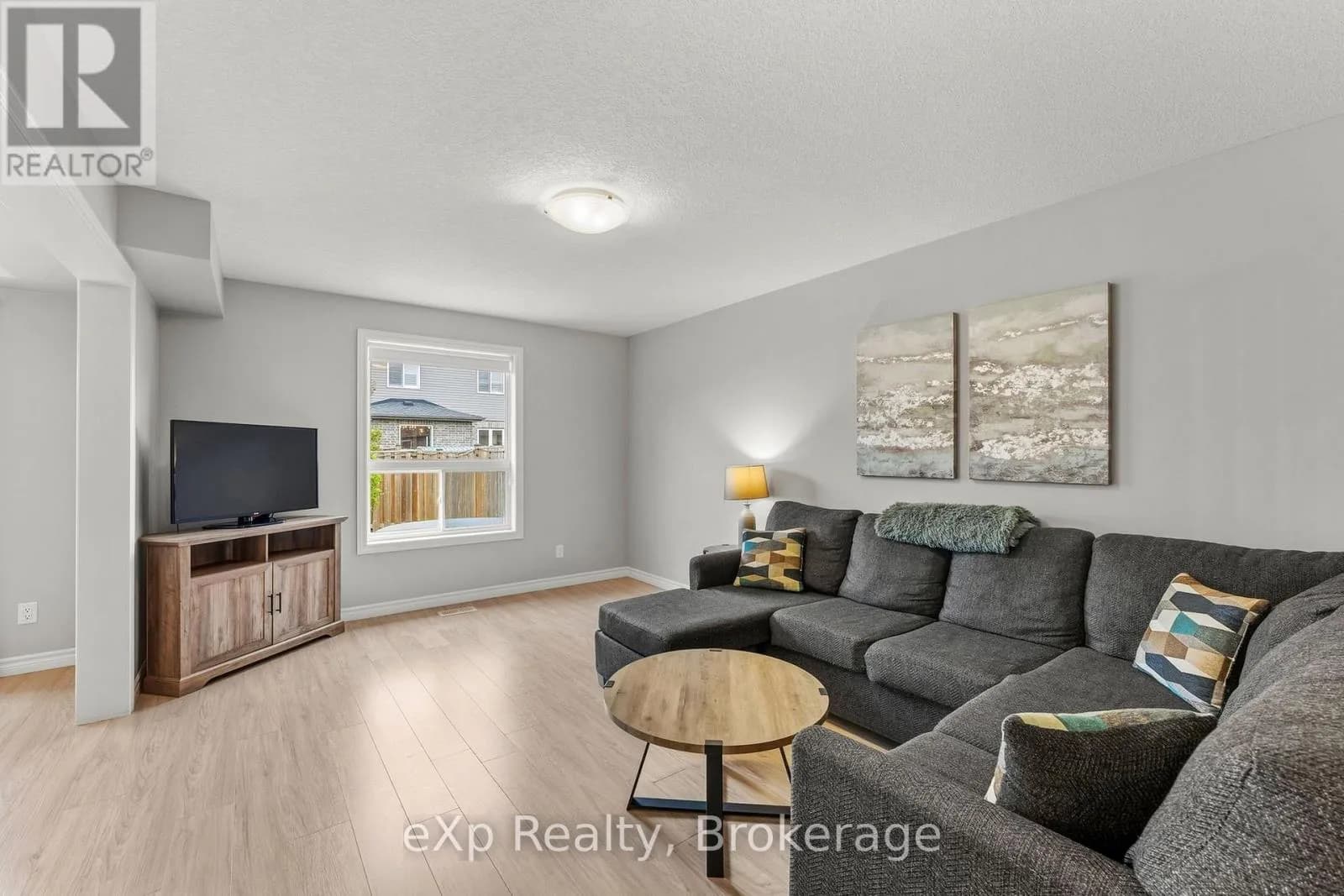 27 ROBERTSON DRIVE — photo 3 of 46