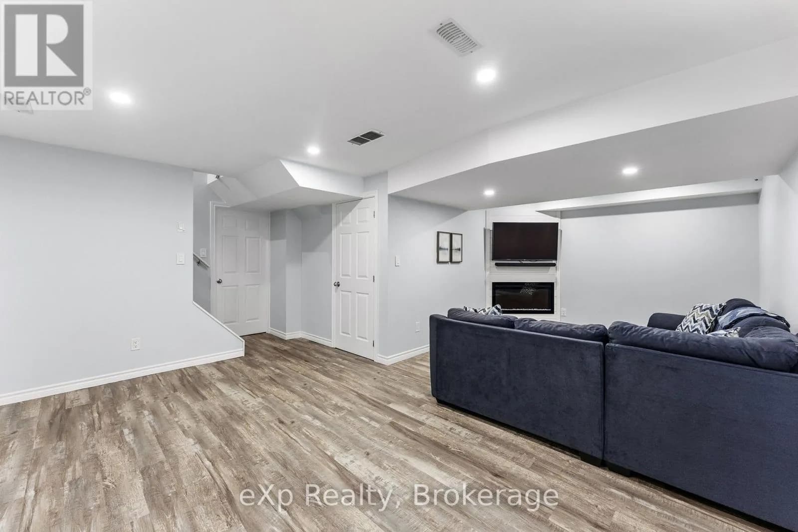 27 ROBERTSON DRIVE — photo 5 of 46