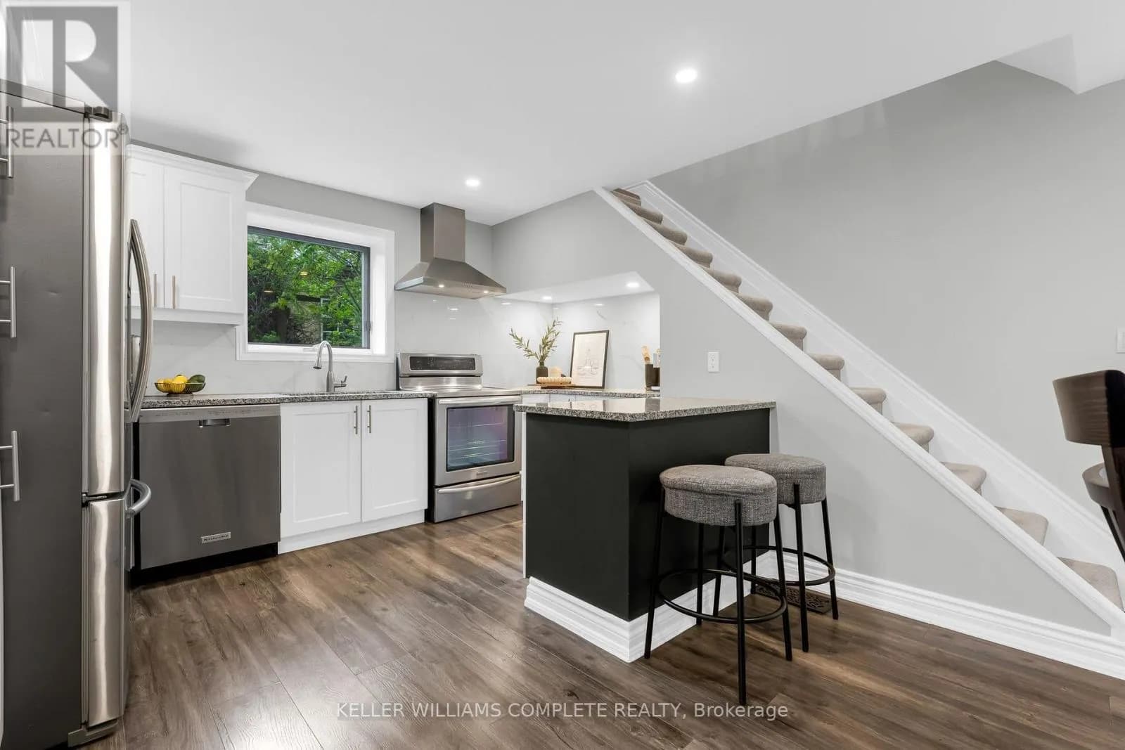 175 WELLINGTON STREET — photo 1 of 29