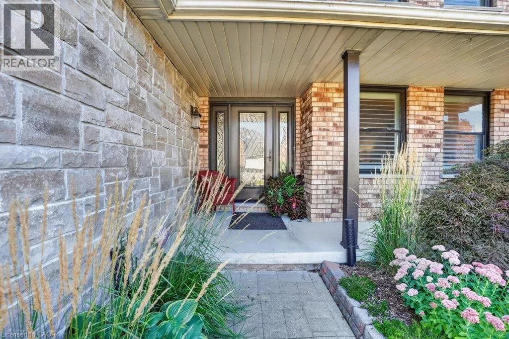 12 BEASLEY Crescent — photo 3 of 44