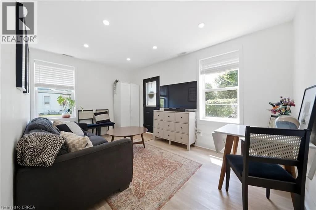 8 RUSSELL Street — photo 4 of 27