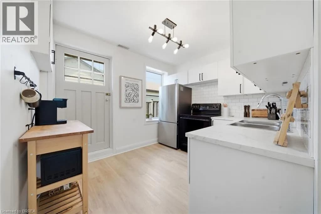 8 RUSSELL Street — photo 5 of 27