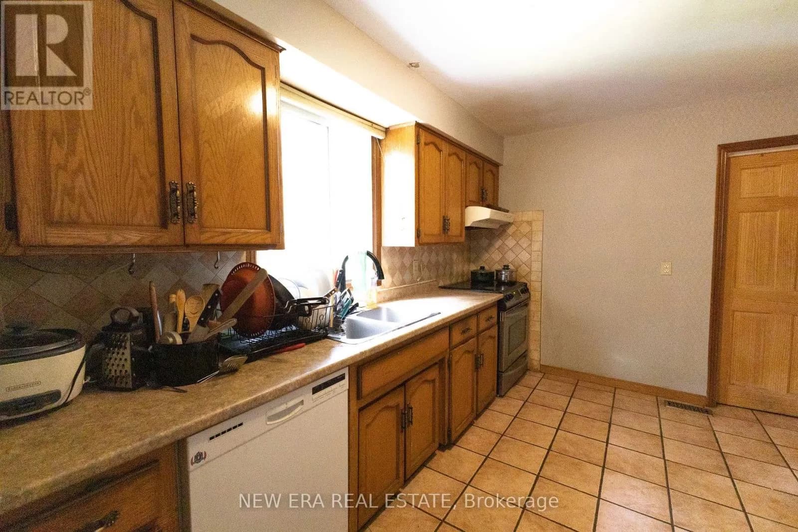 58 AMHERST DRIVE — photo 5 of 25