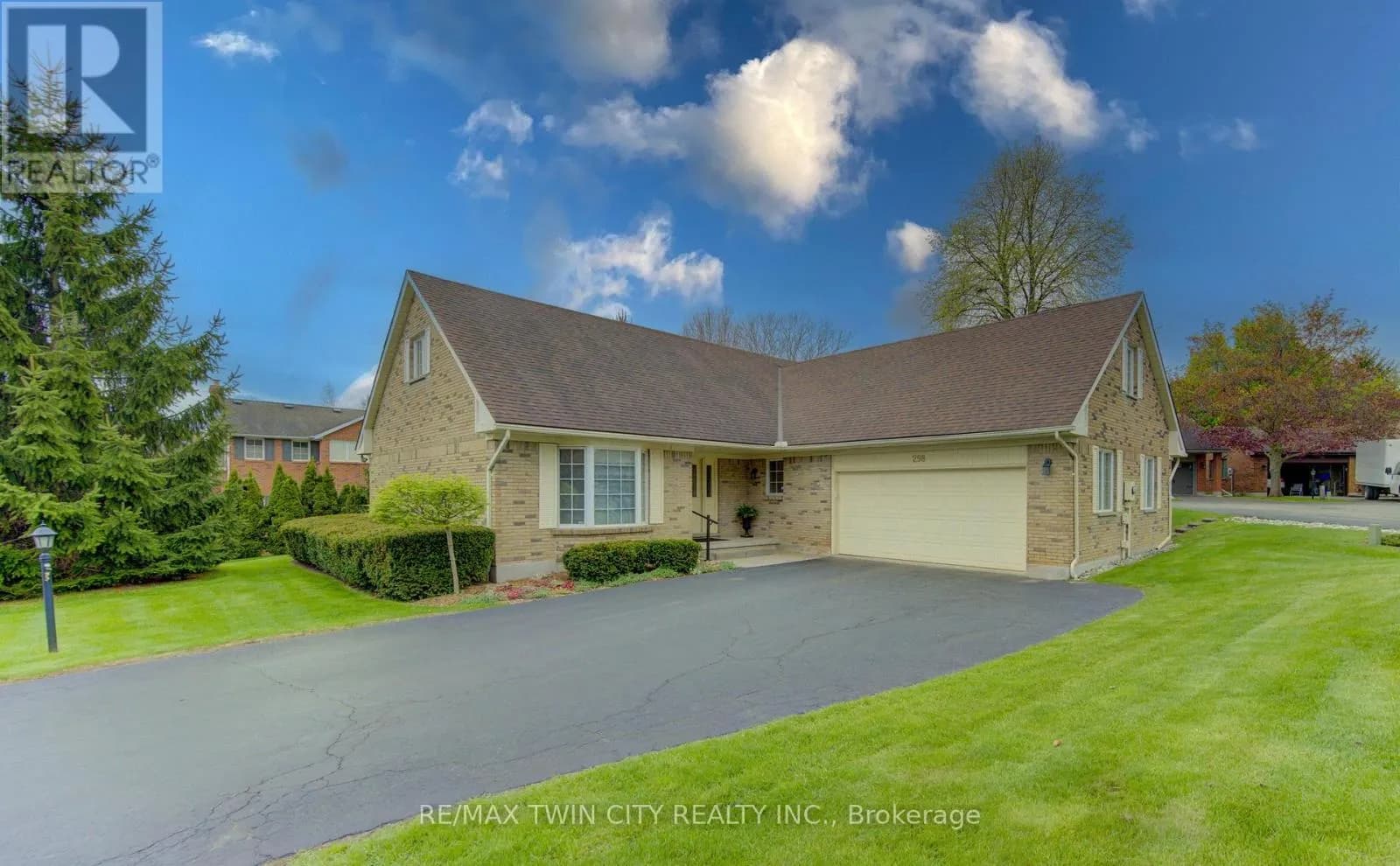 298 ROXTON DRIVE — photo 2 of 38