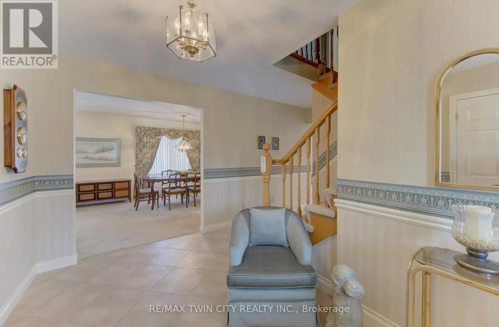 298 ROXTON DRIVE — photo 4 of 38