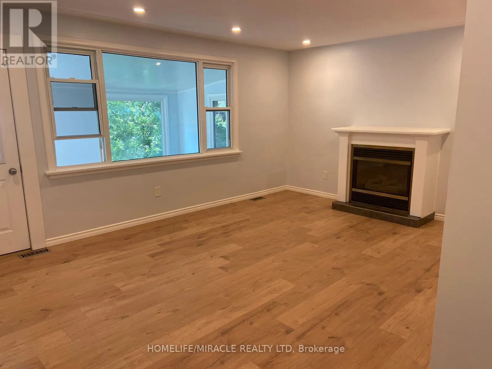 25 THORNRIDGE CRESCENT — photo 3 of 48