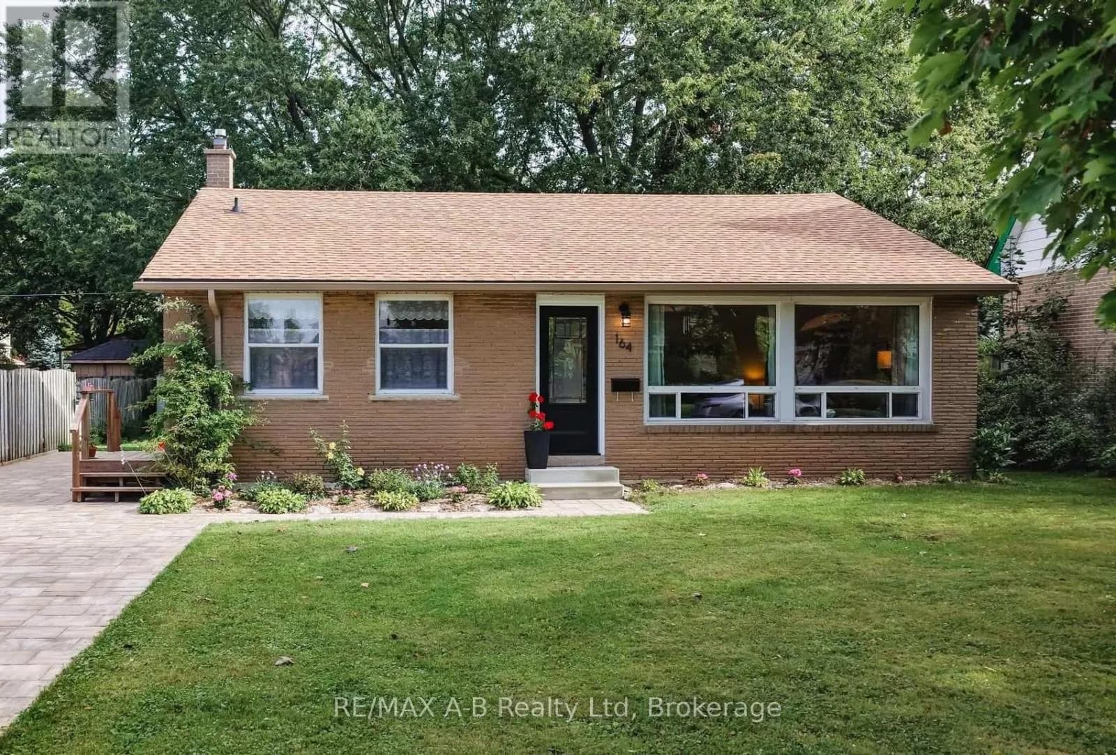 164 REDFORD CRESCENT — photo 1 of 23