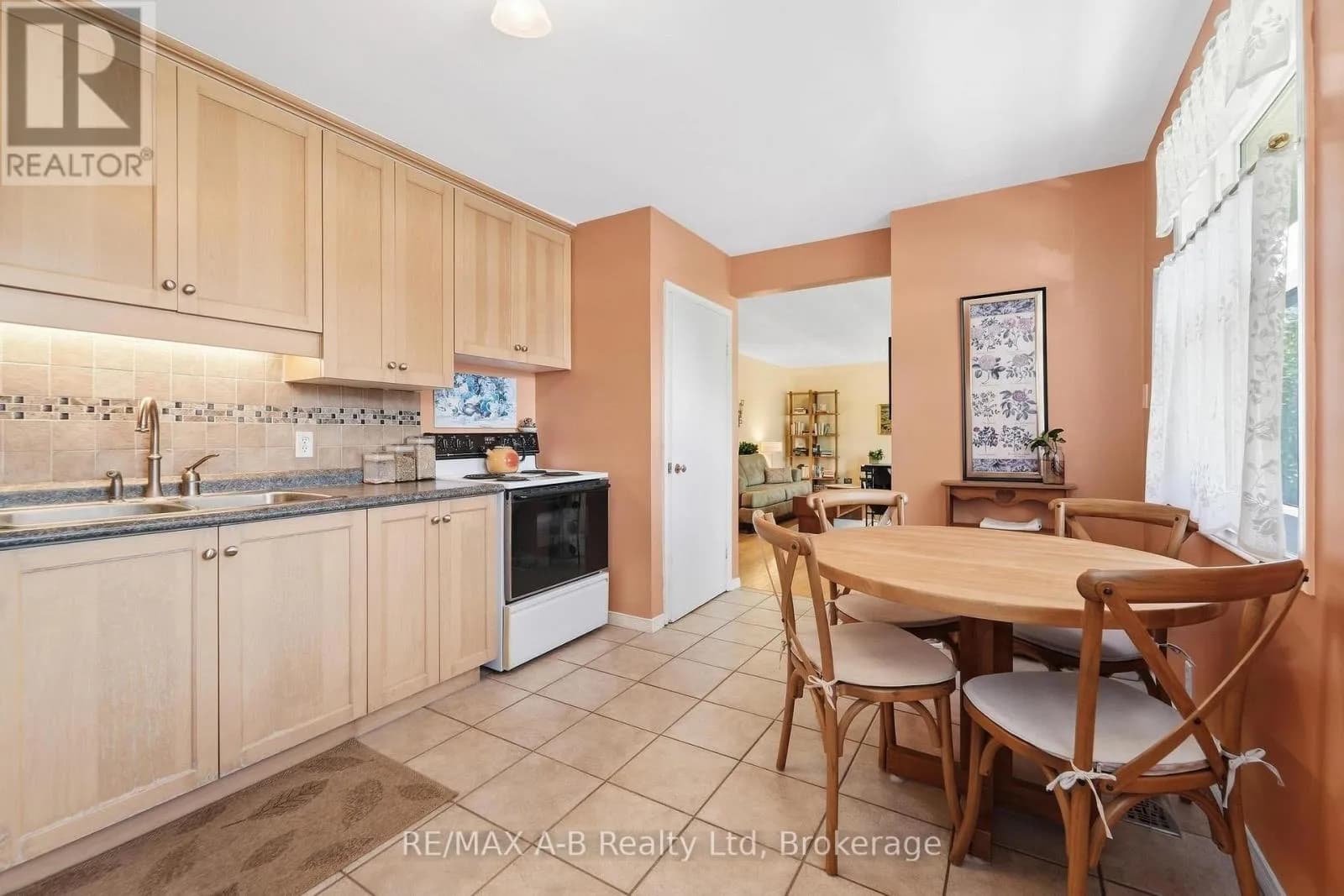 164 REDFORD CRESCENT — photo 3 of 23