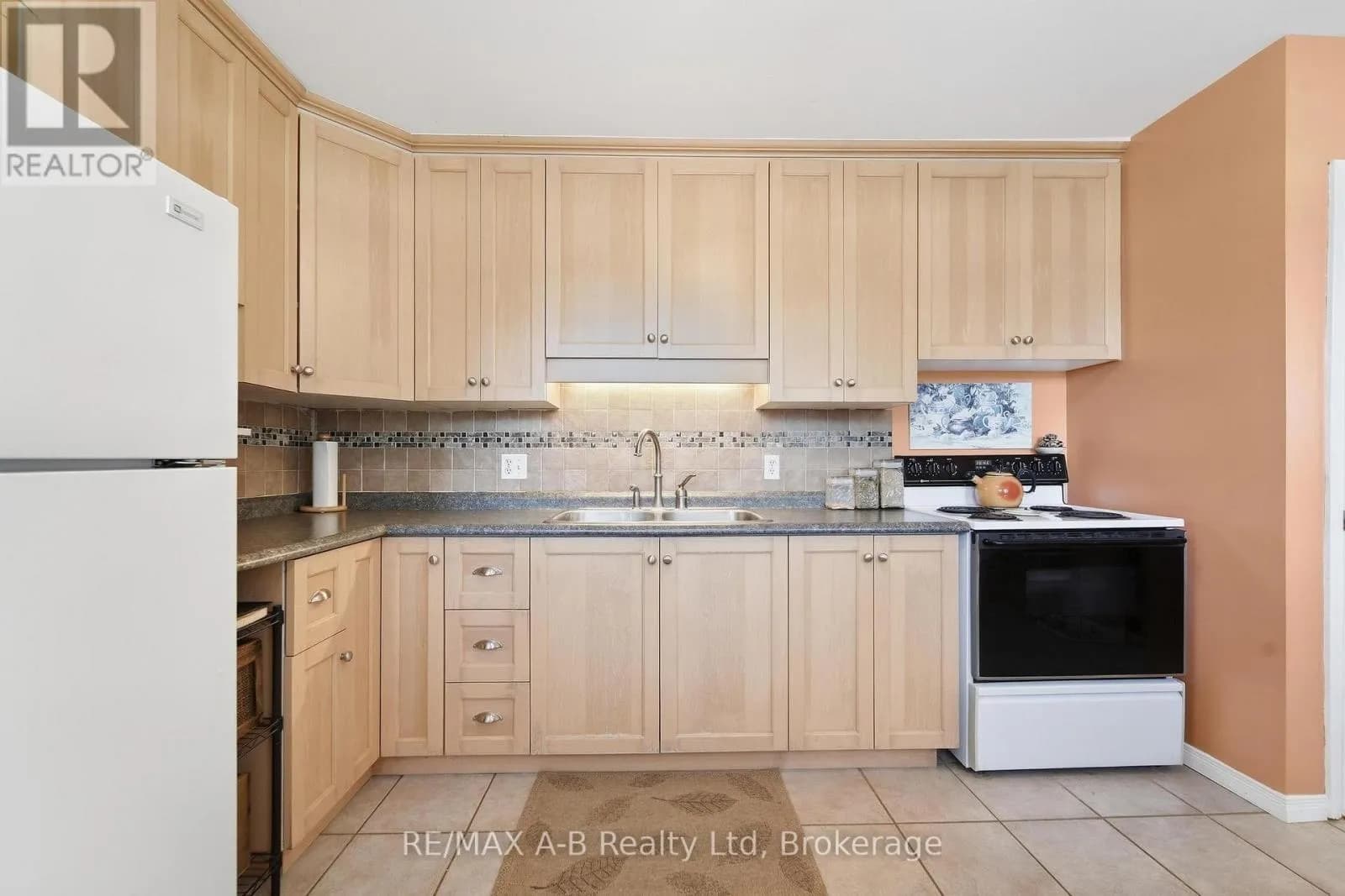 164 REDFORD CRESCENT — photo 4 of 23