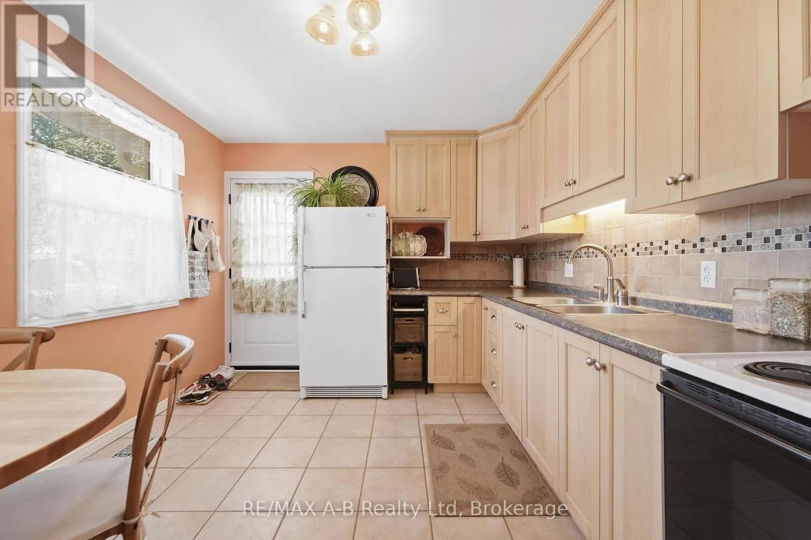 164 REDFORD CRESCENT — photo 5 of 23