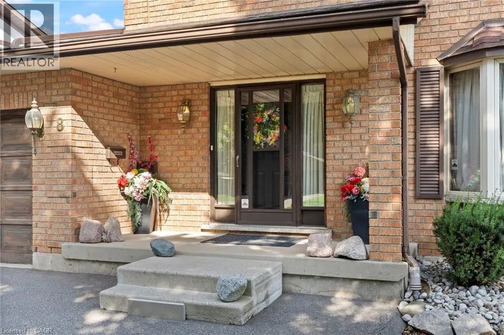 8 BECKETT Drive — photo 4 of 31