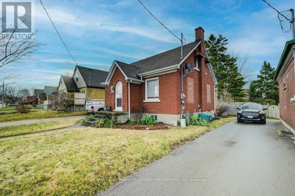 135 STIRLING AVENUE — photo 2 of 8