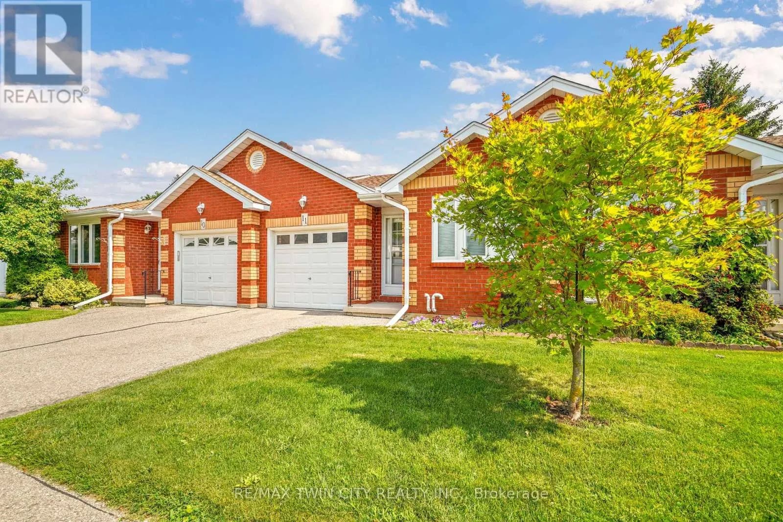 11 - 1 BUCHANAN CRESCENT — photo 3 of 43