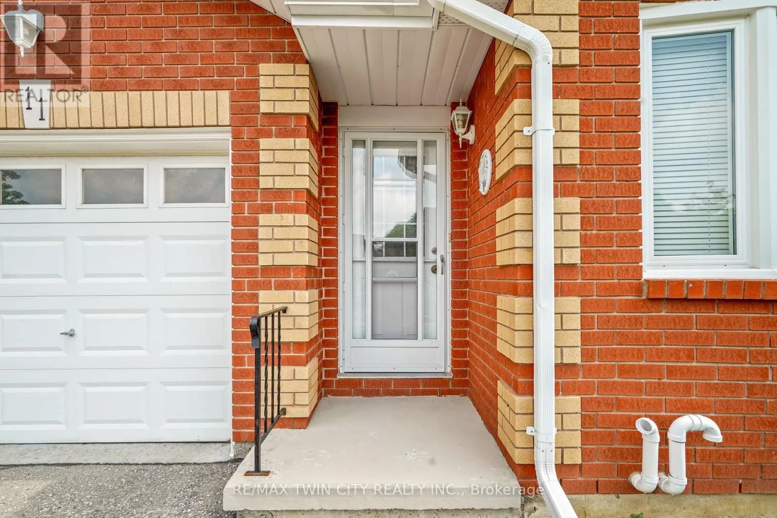 11 - 1 BUCHANAN CRESCENT — photo 4 of 43