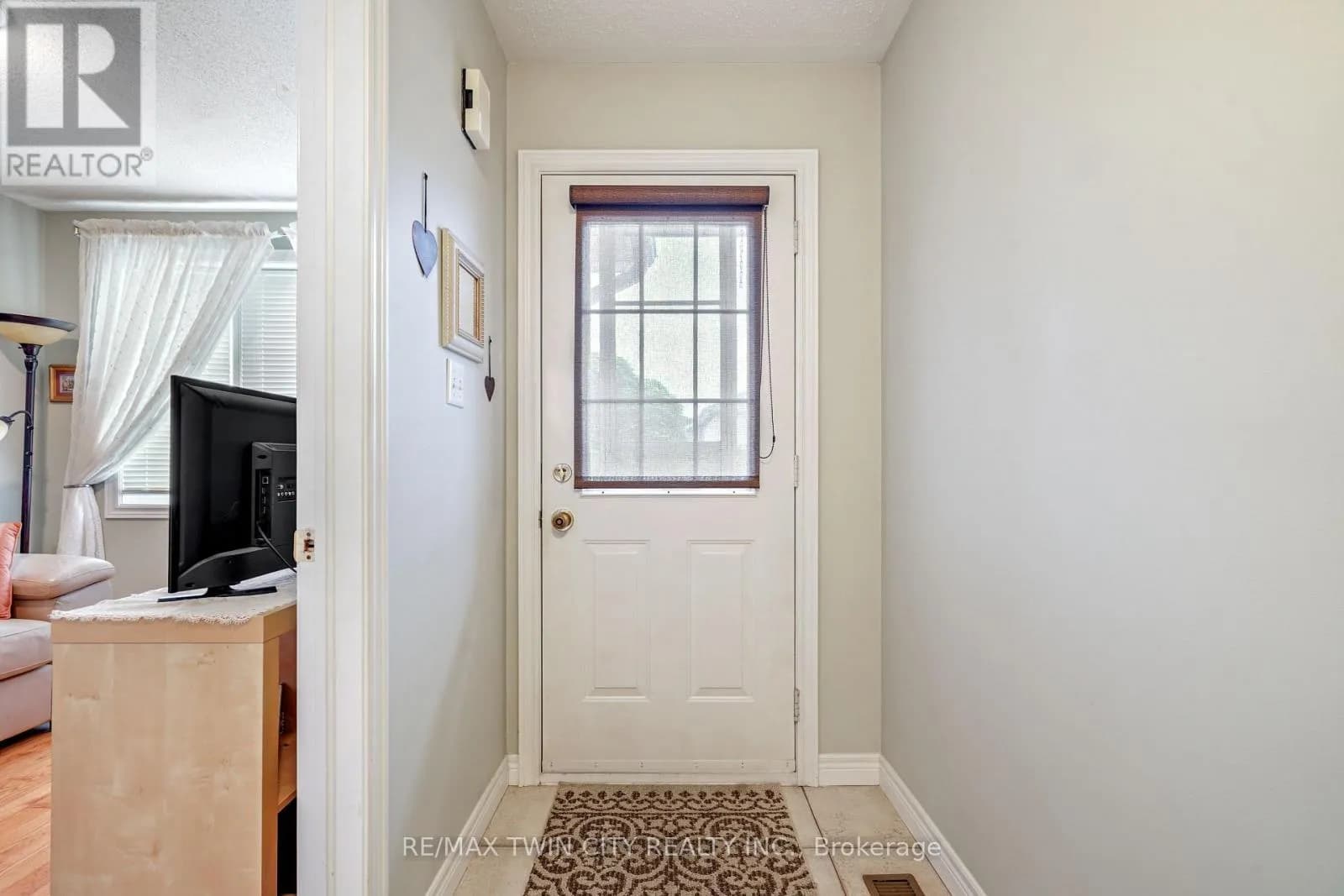 11 - 1 BUCHANAN CRESCENT — photo 5 of 43