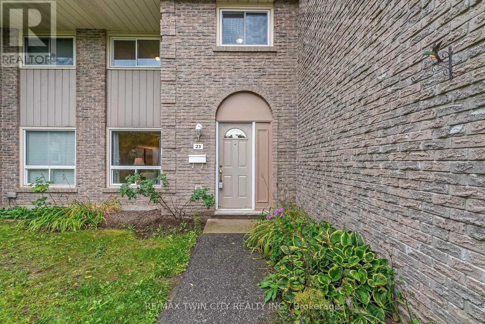 23 - 25 UPPER CANADA DRIVE — photo 2 of 29