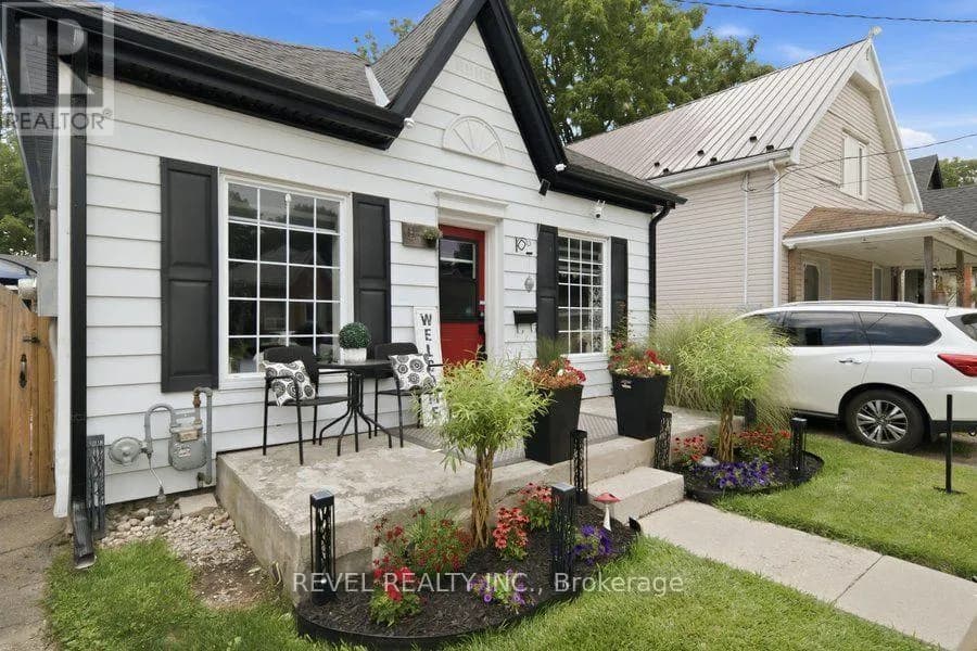 11 ESTHER STREET — photo 4 of 36