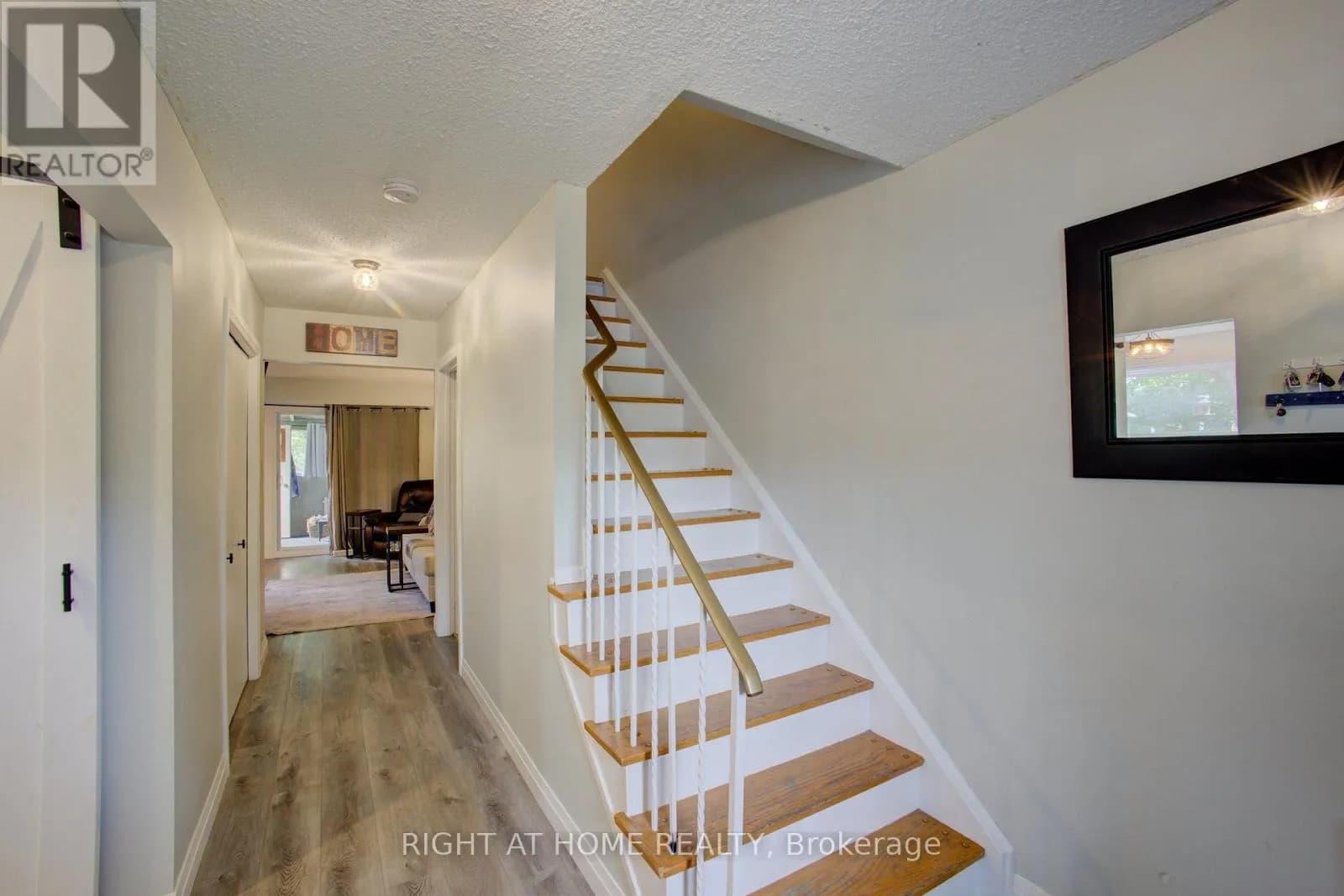 32 FELTRE AVENUE — photo 3 of 28