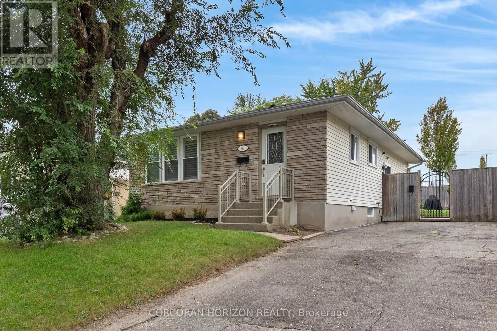 63 CEDARHILL CRESCENT — photo 2 of 47