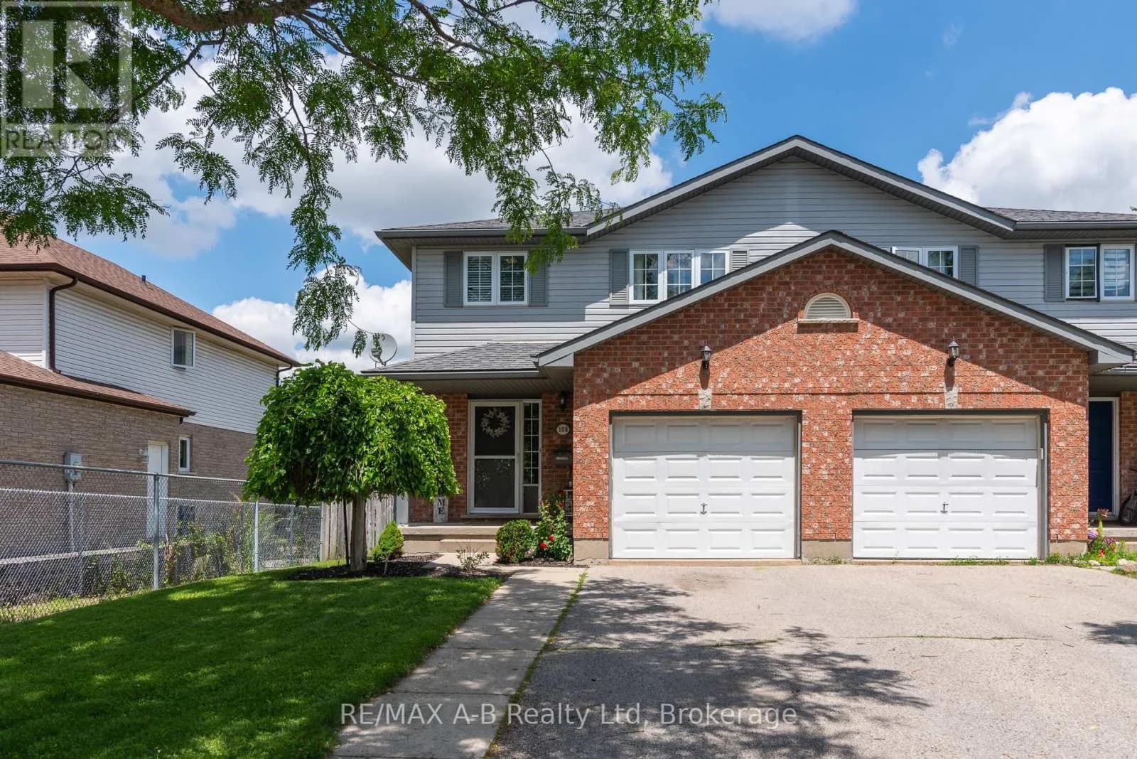 108 WALSH CRESCENT — photo 1 of 50