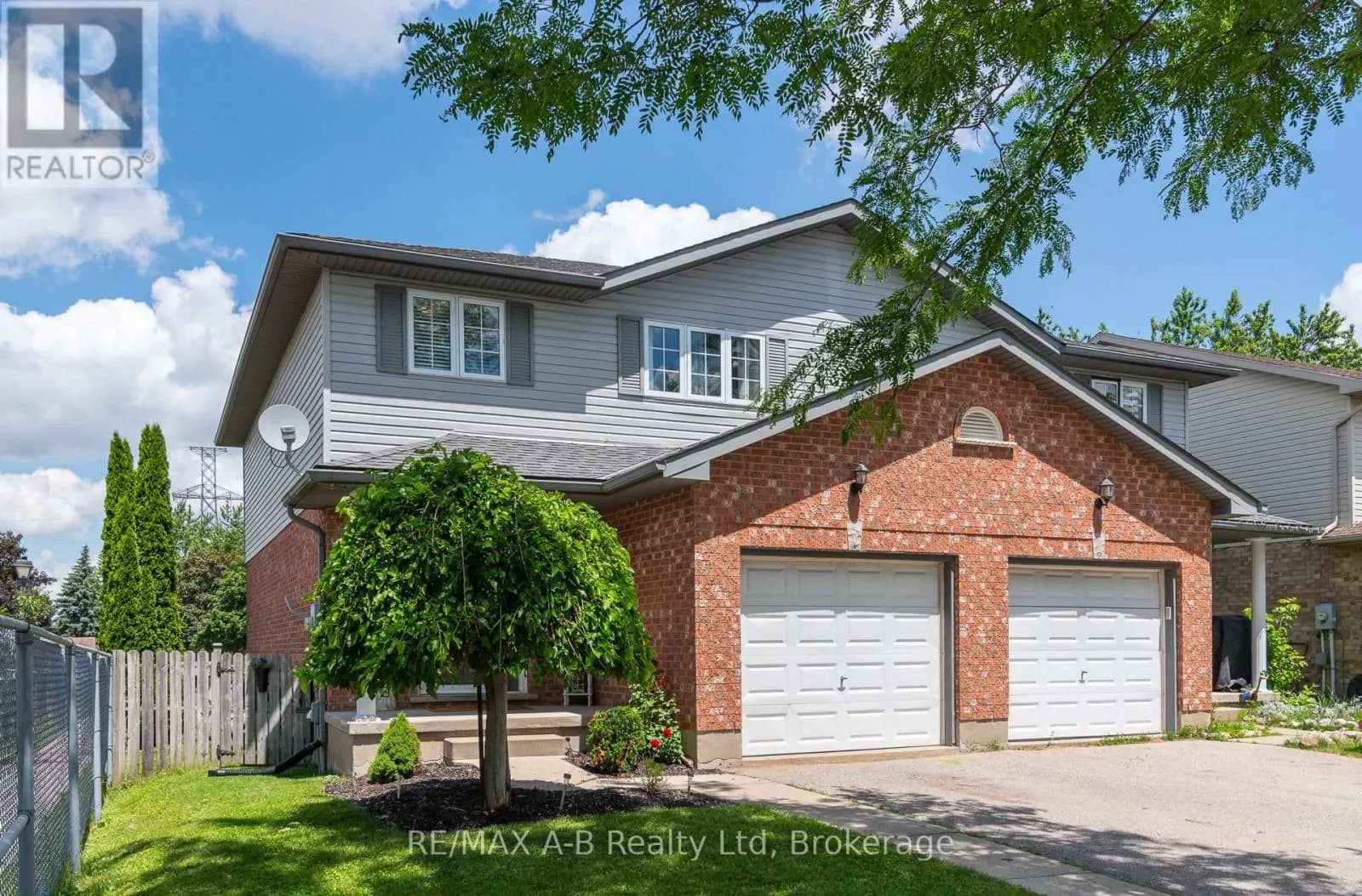 108 WALSH CRESCENT — photo 2 of 50
