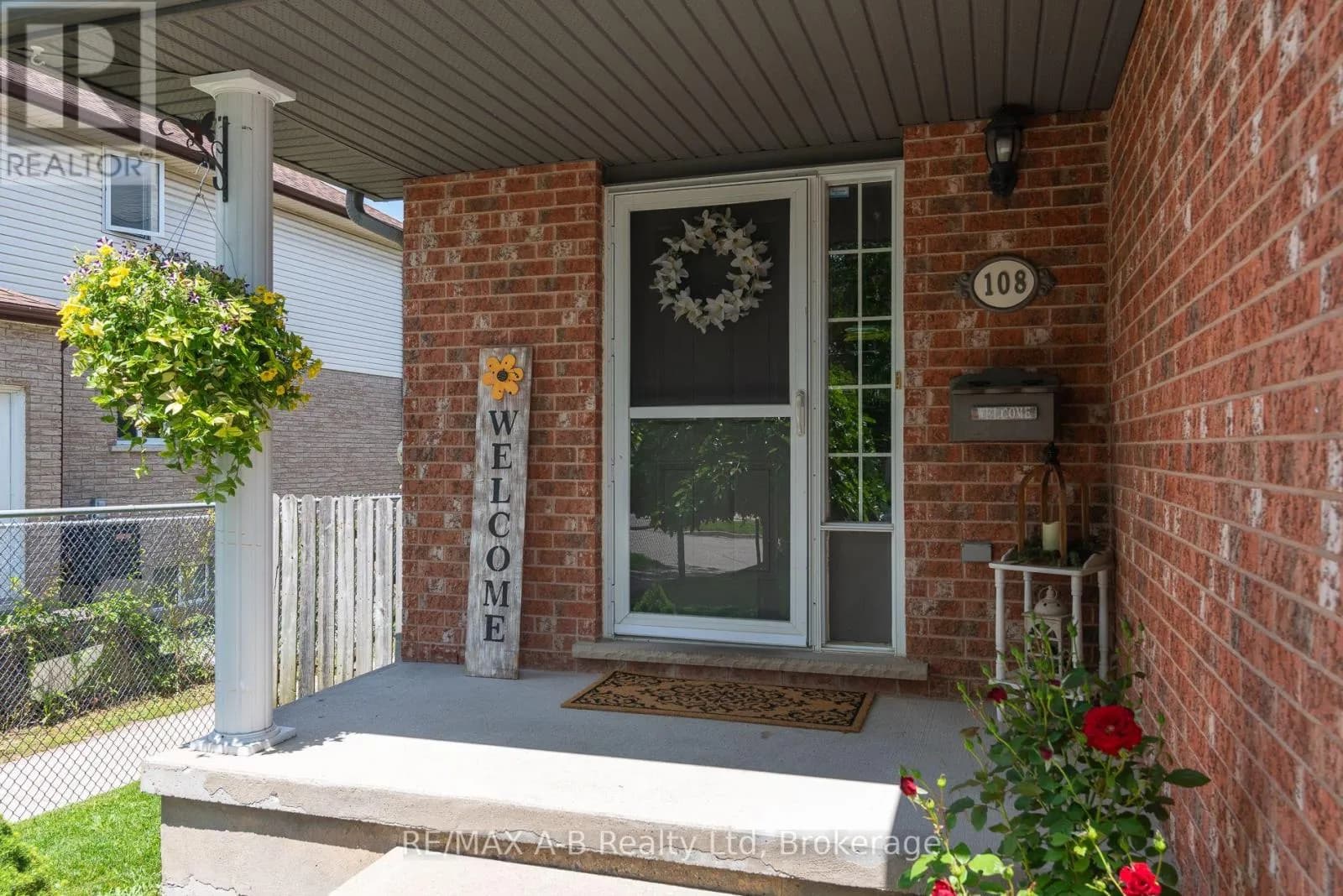 108 WALSH CRESCENT — photo 3 of 50