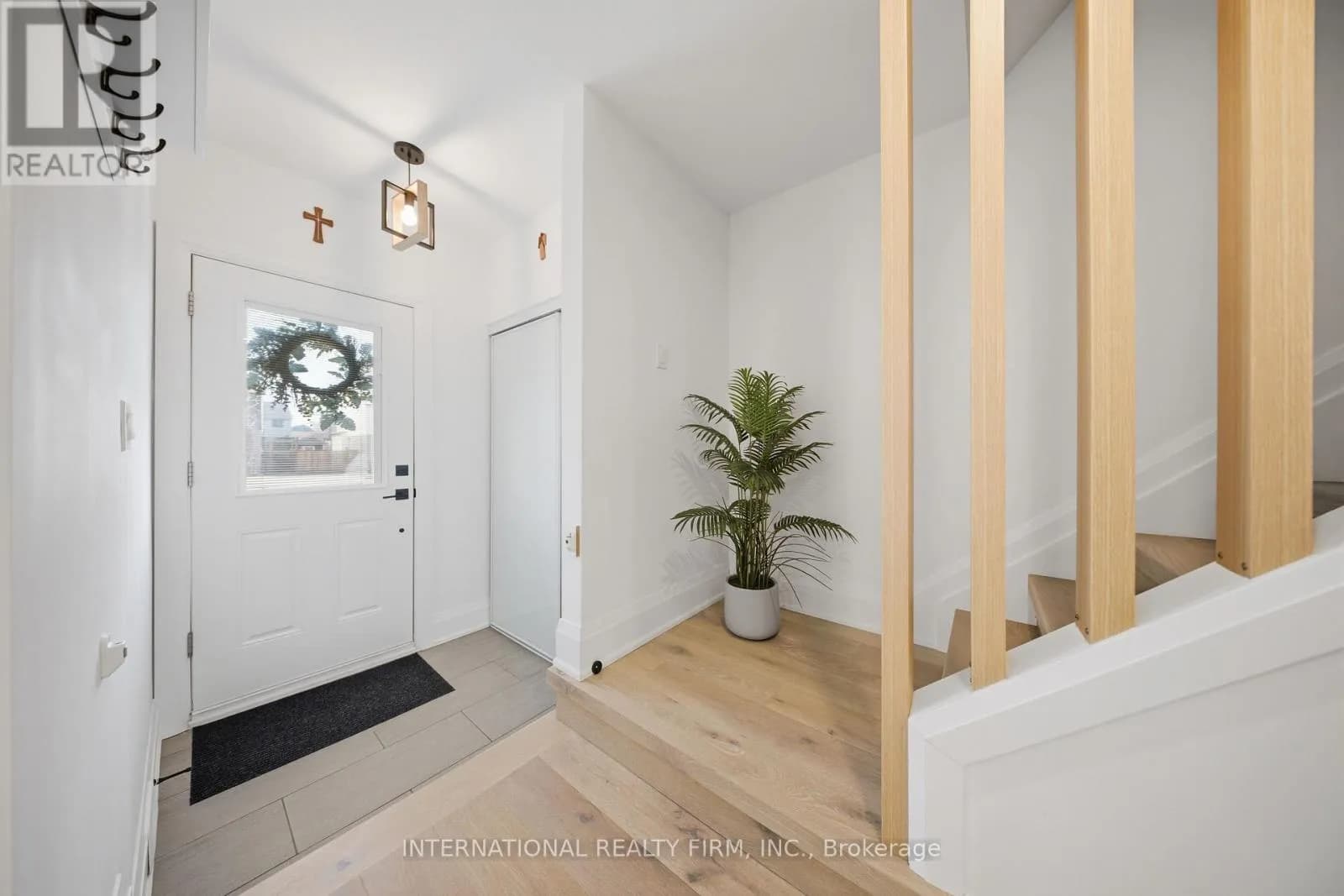 28 DEBBY CRESCENT — photo 3 of 29