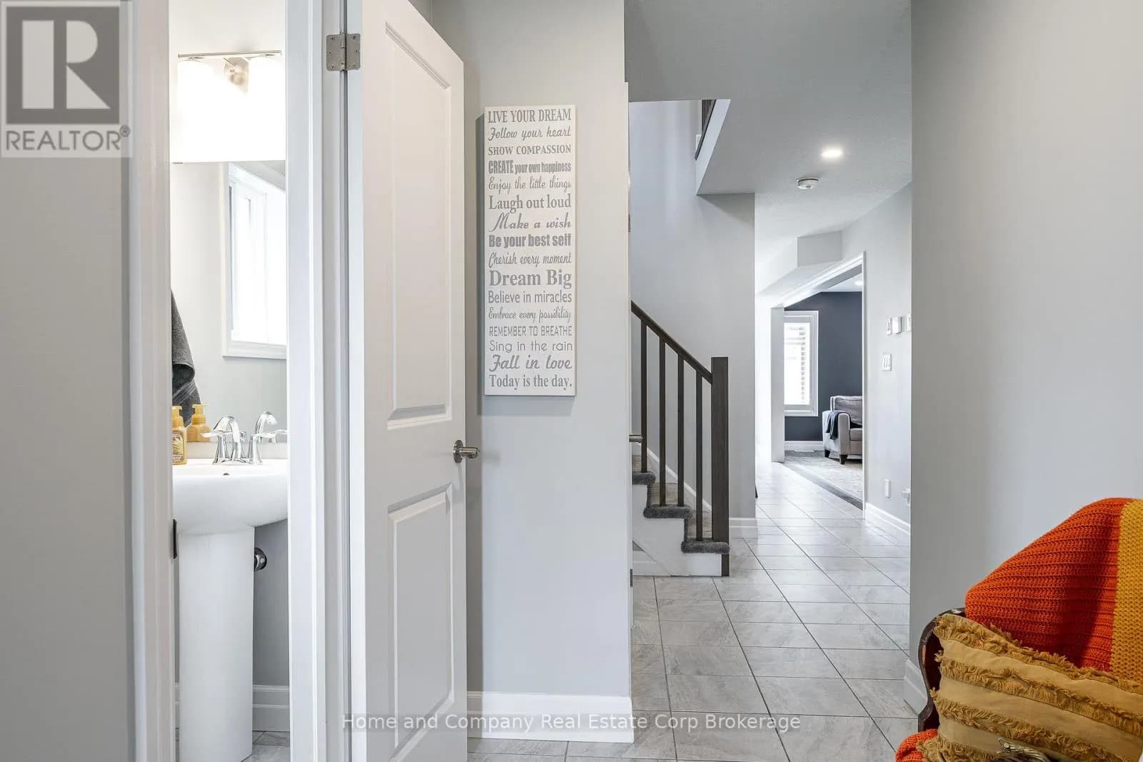 40 ROBERTSON DRIVE — photo 5 of 48