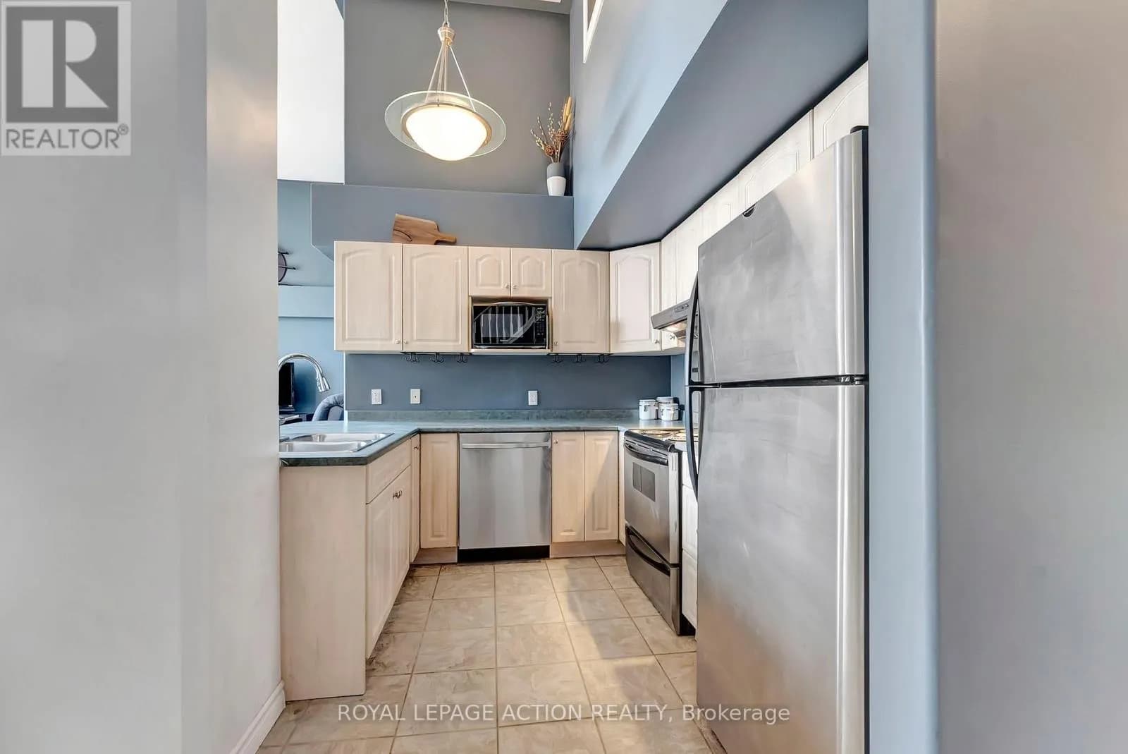 212 - 111 GREY STREET — photo 3 of 25