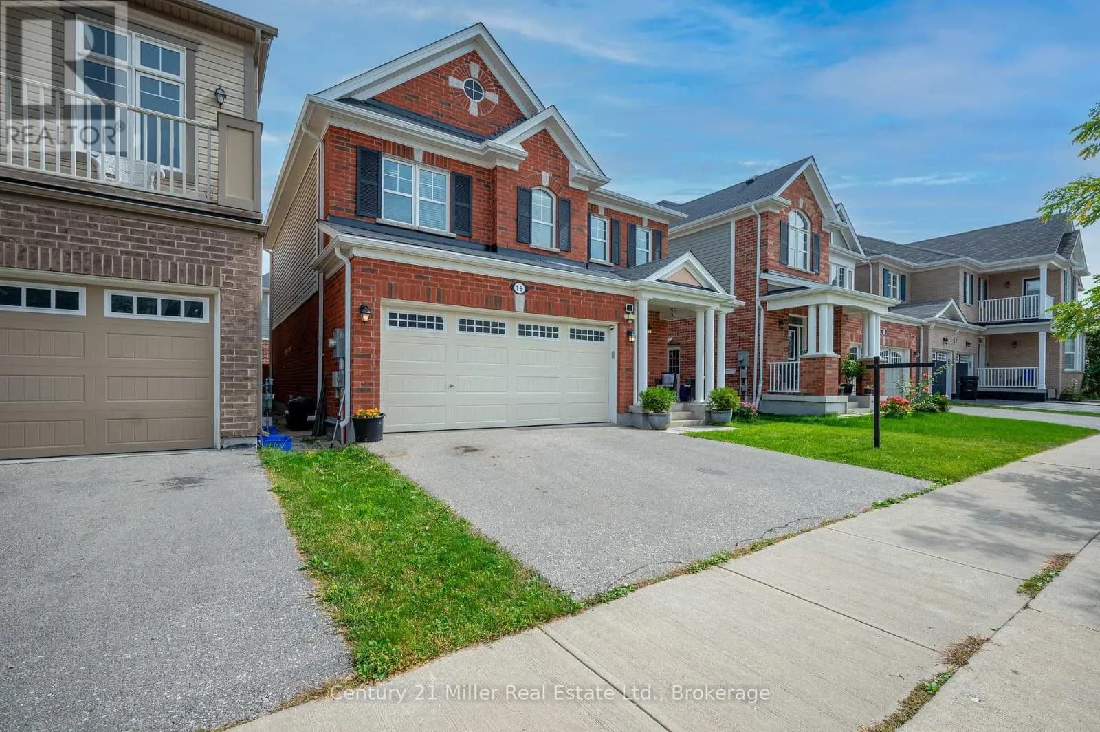 19 GLENVISTA DRIVE — photo 2 of 42