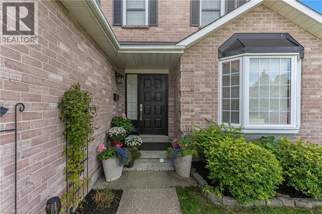 51 BAYNE Crescent — photo 2 of 41