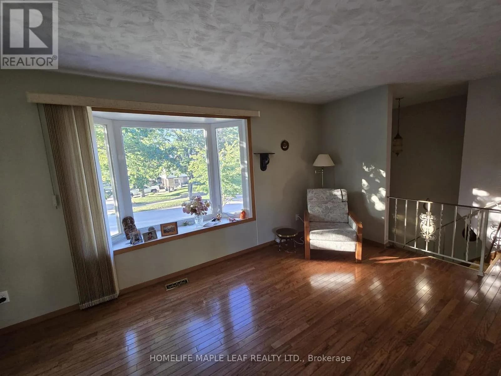 410 LAKEVIEW DRIVE — photo 2 of 24