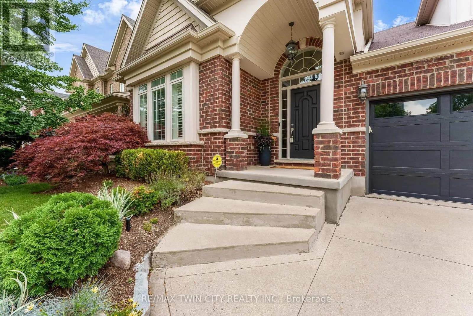 213 EDGEWATER CRESCENT — photo 3 of 50