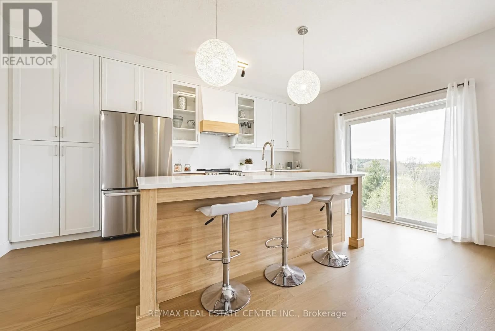 546 BENNINGER DRIVE — photo 3 of 37