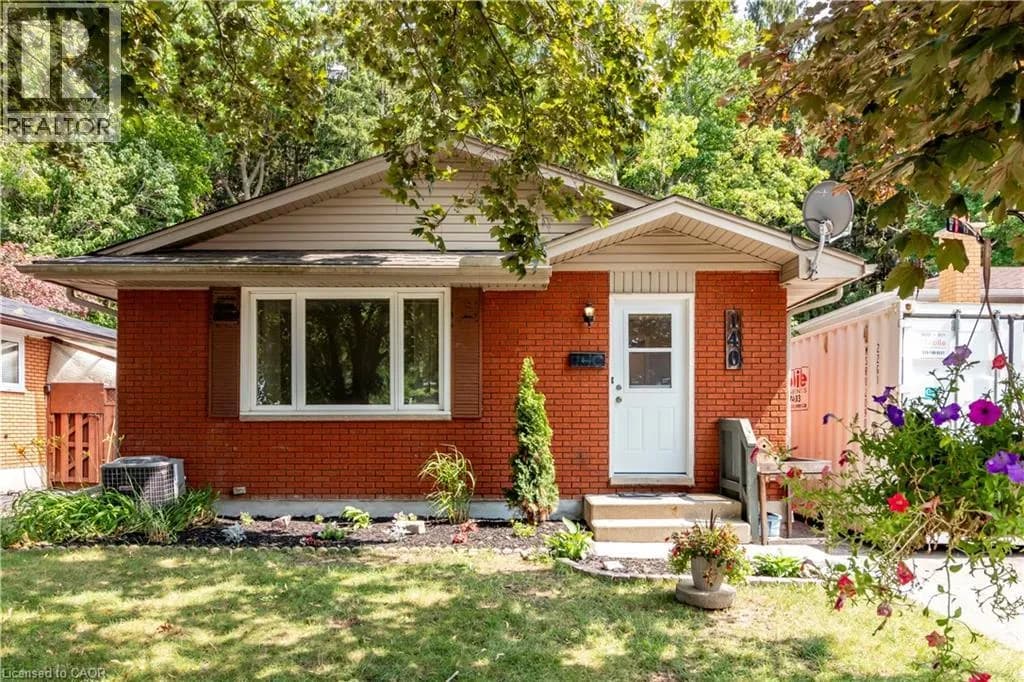 140 ARROWHEAD Crescent — photo 1 of 29