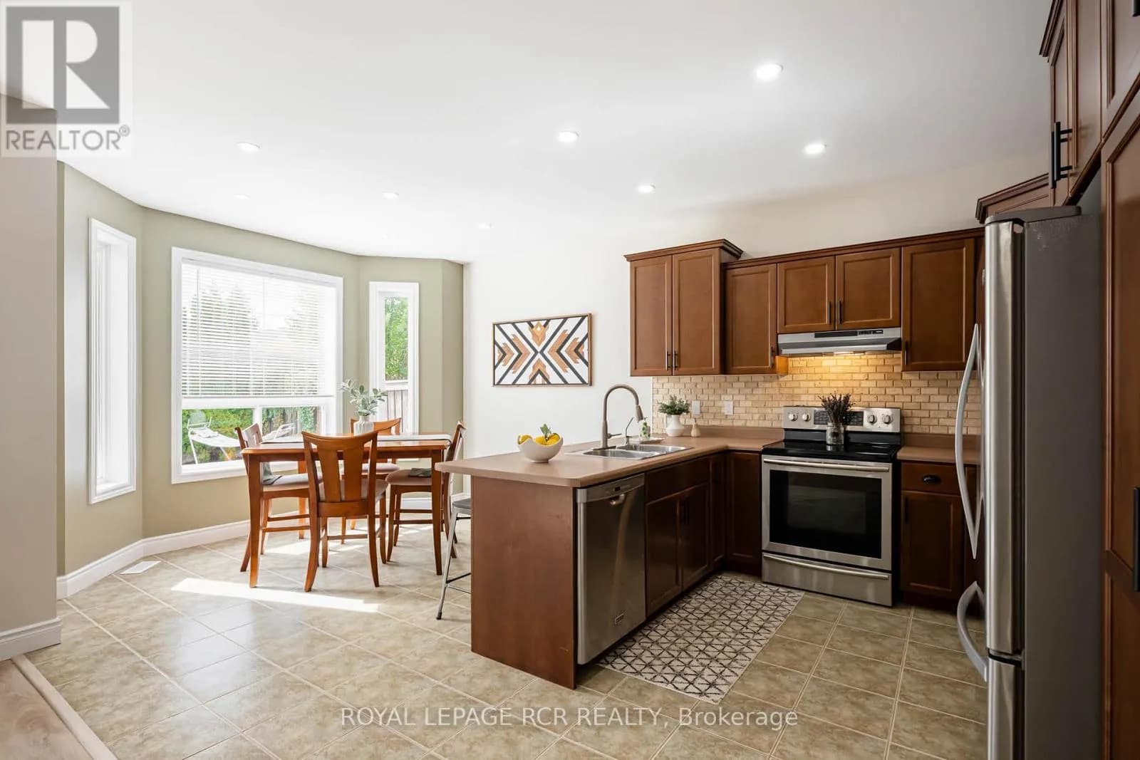 12 MAUDE COURT — photo 4 of 24