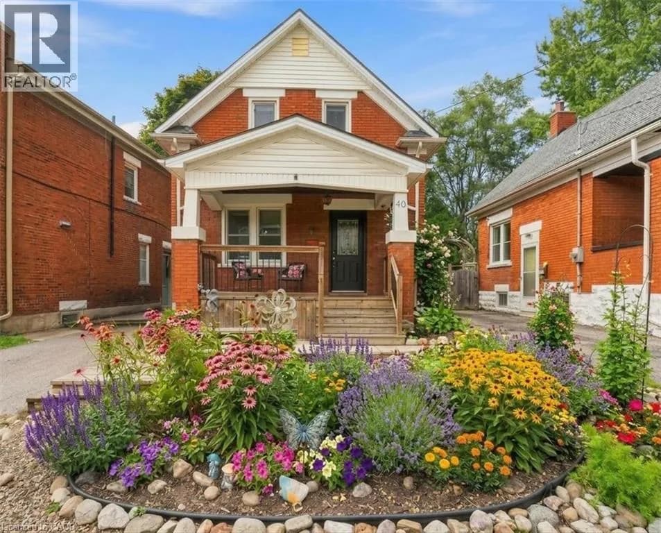 40 GUELPH Street — photo 1 of 33