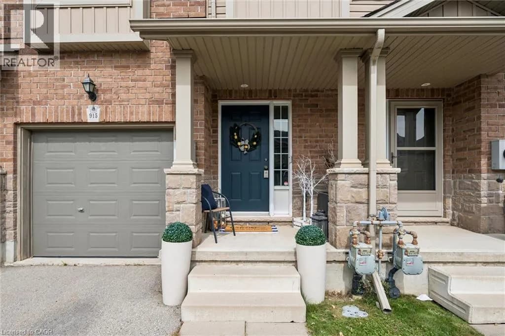 915 ZELLER Crescent — photo 4 of 40