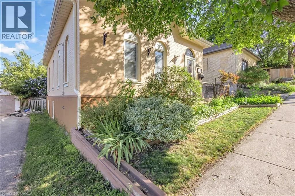 17 SCARFE Avenue — photo 4 of 40
