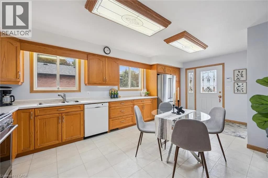 136 WOODLAWN Avenue — photo 4 of 29